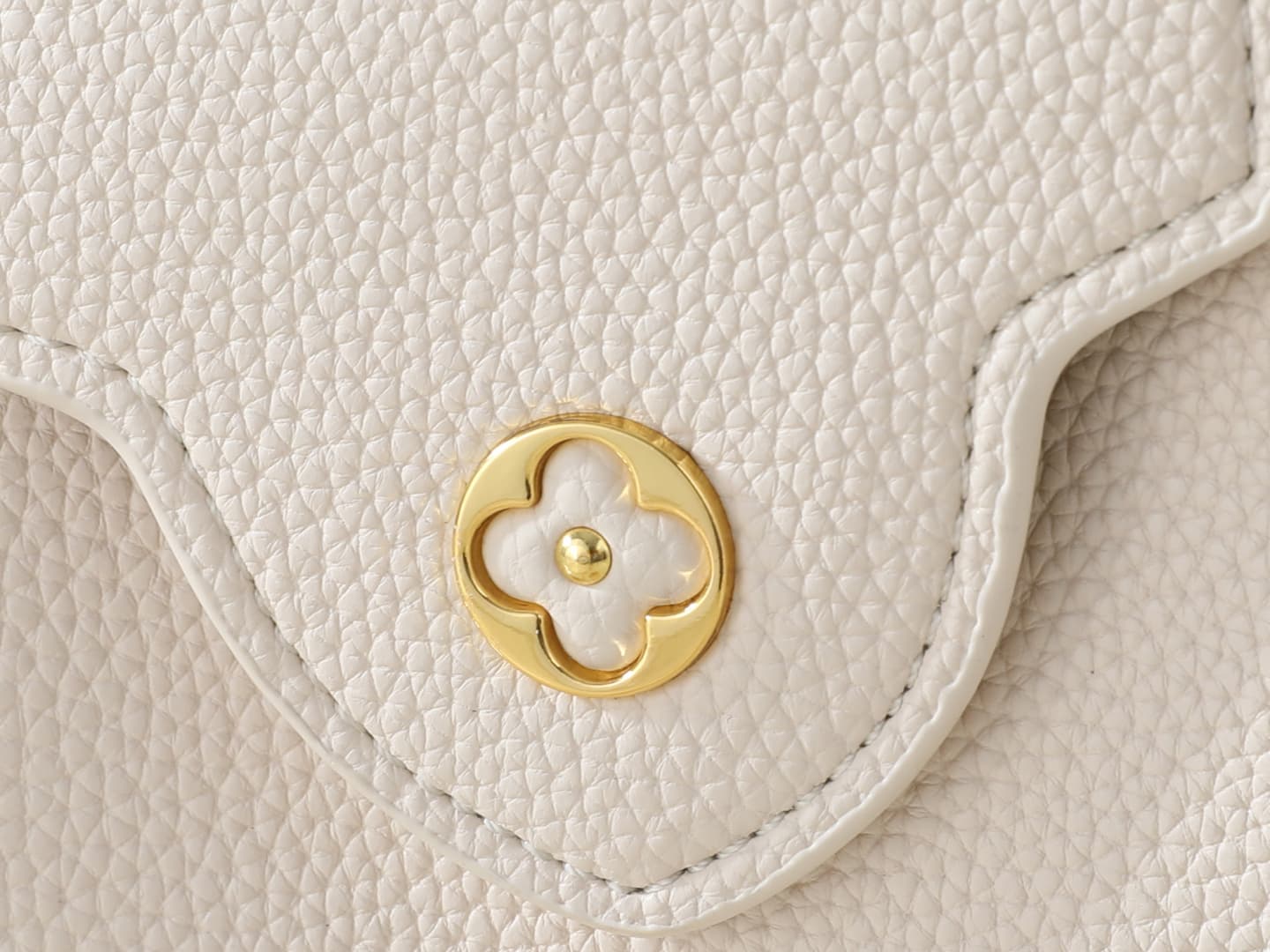 C5002 💰 Guangzhou product – top-quality original items: M26328, M26329, M26531. This mini handbag in the LV Mirage version of Capucines comes from the Exceptionals collection. Made from silk satin Taurillon leather, it is ideal for evening events. The mon — image 6