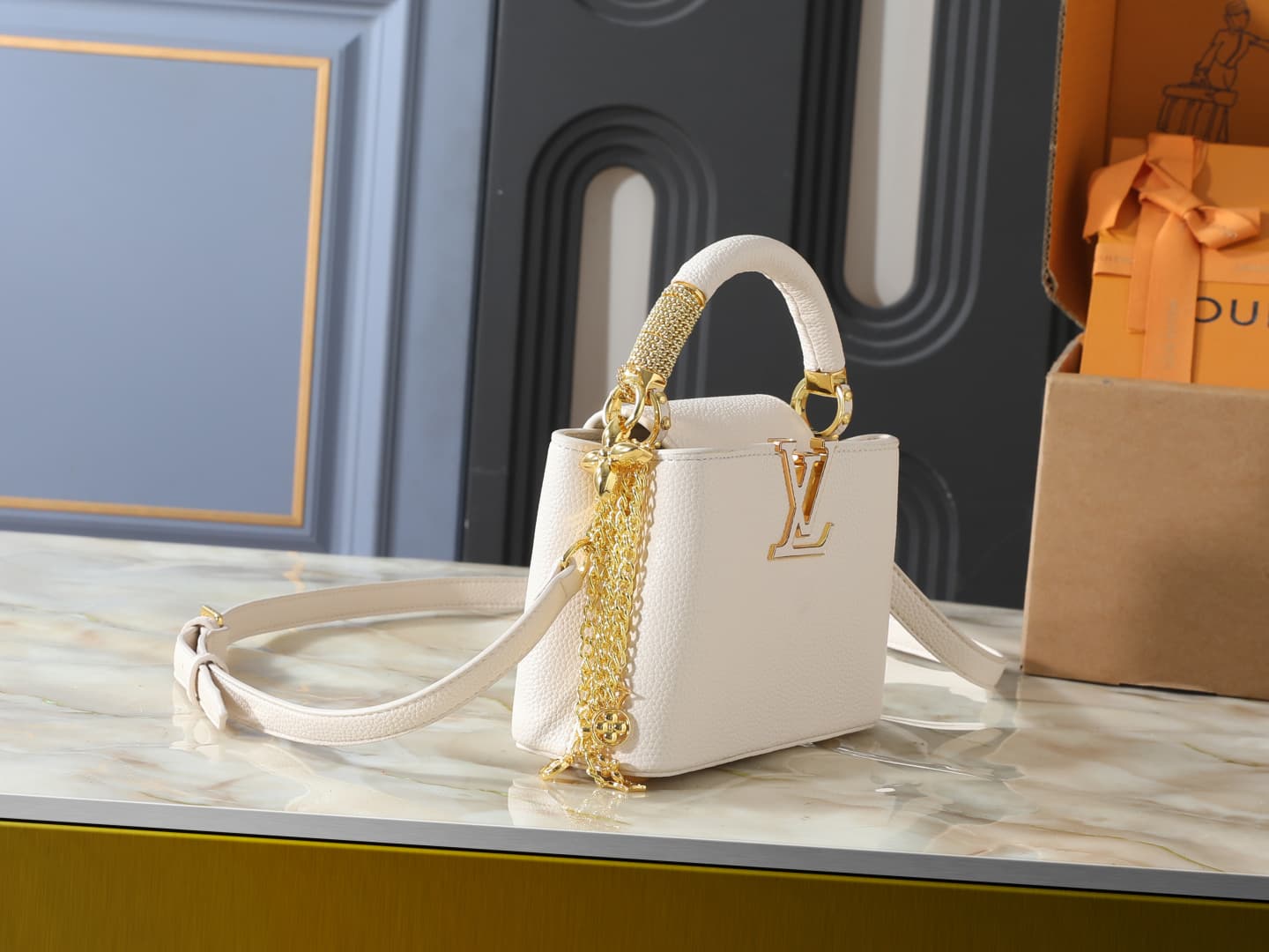 C5002 💰 Guangzhou product – top-quality original items: M26328, M26329, M26531. This mini handbag in the LV Mirage version of Capucines comes from the Exceptionals collection. Made from silk satin Taurillon leather, it is ideal for evening events. The mon — image 2