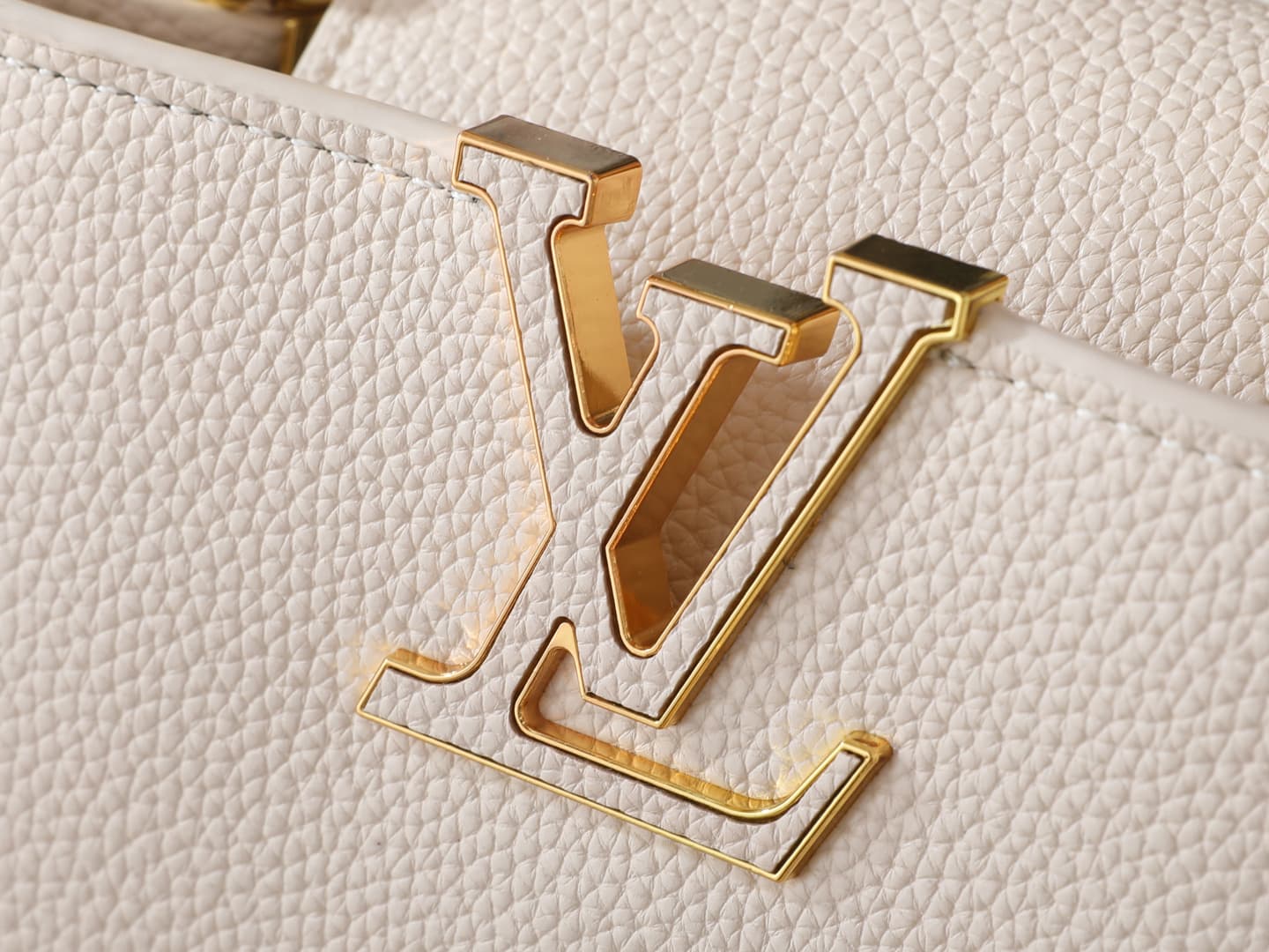 C5002 💰 Guangzhou product – top-quality original items: M26328, M26329, M26531. This mini handbag in the LV Mirage version of Capucines comes from the Exceptionals collection. Made from silk satin Taurillon leather, it is ideal for evening events. The mon — image 5
