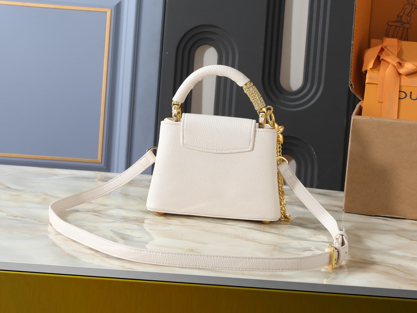 C5002 💰 Guangzhou product – top-quality original items: M26328, M26329, M26531. This mini handbag in the LV Mirage version of Capucines comes from the Exceptionals collection. Made from silk satin Taurillon leather, it is ideal for evening events. The mon — image 3
