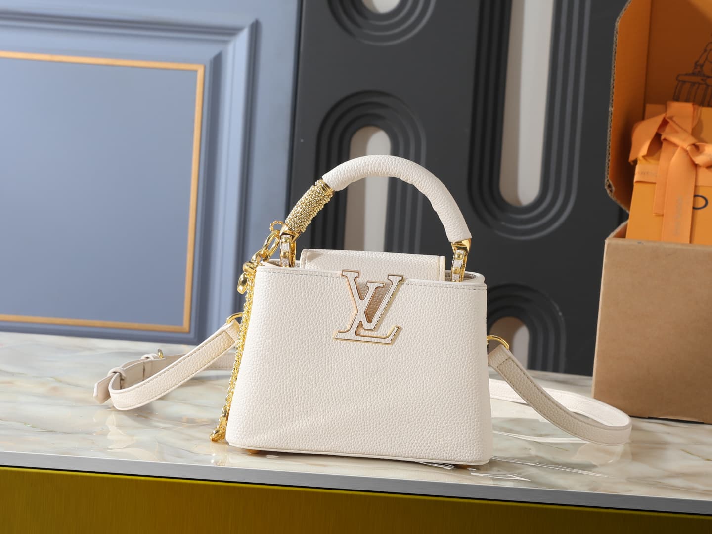 C5002 💰 Guangzhou product – top-quality original items: M26328, M26329, M26531. This mini handbag in the LV Mirage version of Capucines comes from the Exceptionals collection. Made from silk satin Taurillon leather, it is ideal for evening events. The mon — image 1