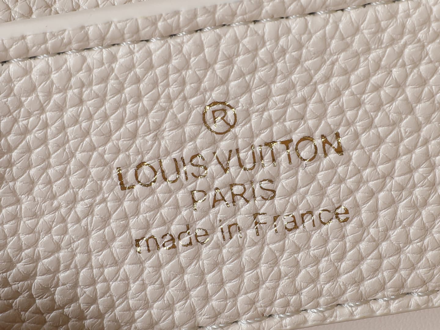 C5002 💰 Guangzhou product – top-quality original items: M26328, M26329, M26531. This mini handbag in the LV Mirage version of Capucines comes from the Exceptionals collection. Made from silk satin Taurillon leather, it is ideal for evening events. The mon — image 8