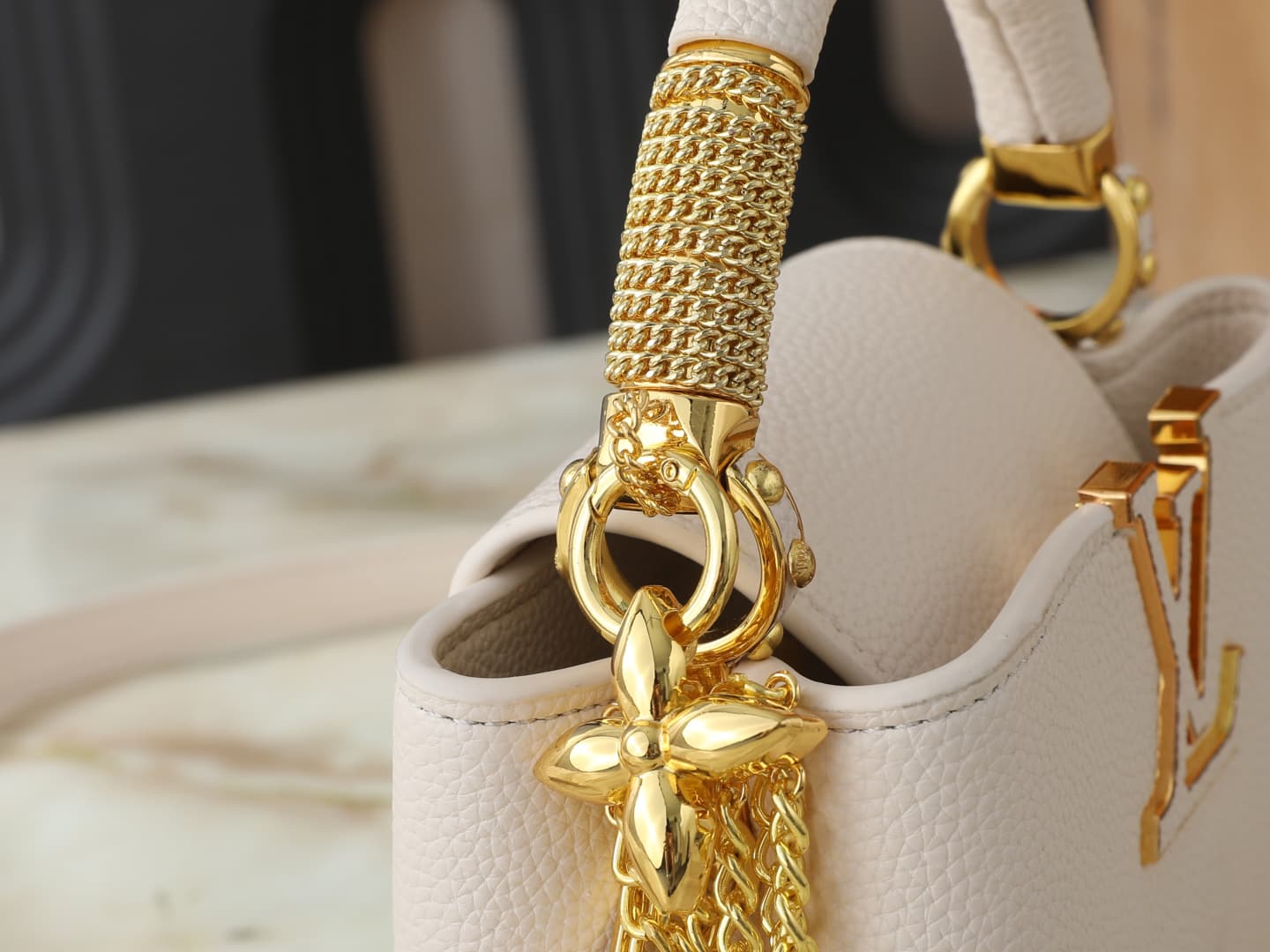 C5002 💰 Guangzhou product – top-quality original items: M26328, M26329, M26531. This mini handbag in the LV Mirage version of Capucines comes from the Exceptionals collection. Made from silk satin Taurillon leather, it is ideal for evening events. The mon — image 7