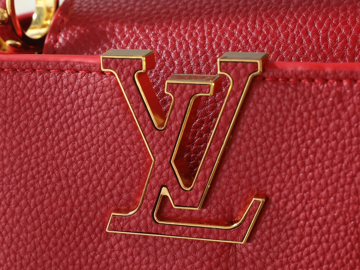 C5000 💰 Guangzhou product – top-tier original collection: M26328, M26329, M26531. This LV Mirage version of Capucines mini handbag comes from the Exceptionals series. Made with satin Taurillon leather, it is ideal for evening events. The monogram pattern  — image 5