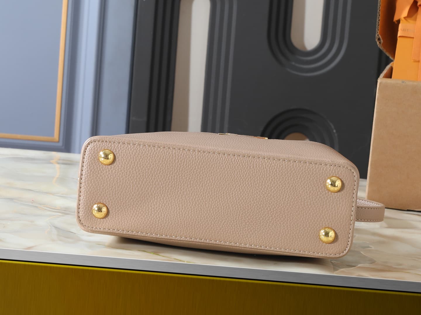C4999 💰 Guangzhou product – top-tier original collection: M26328, M26329, M26531. This LV Mirage version of Capucines BB handbag comes from the Exceptionals series. Made with silk satin Taurillon leather, it is ideal for evening events. The monogram patte — image 4