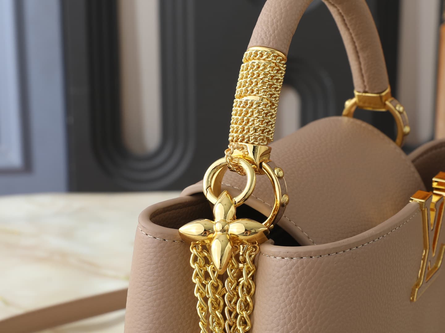 C4999 💰 Guangzhou product – top-tier original collection: M26328, M26329, M26531. This LV Mirage version of Capucines BB handbag comes from the Exceptionals series. Made with silk satin Taurillon leather, it is ideal for evening events. The monogram patte — image 7