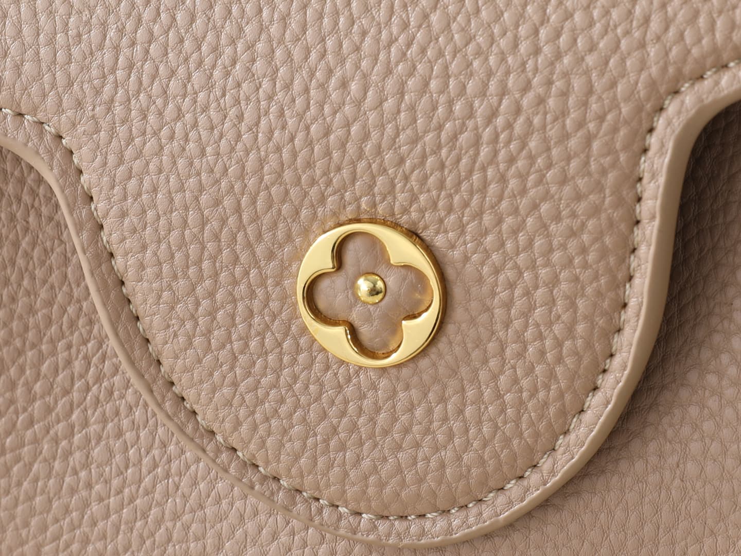C4999 💰 Guangzhou product – top-tier original collection: M26328, M26329, M26531. This LV Mirage version of Capucines BB handbag comes from the Exceptionals series. Made with silk satin Taurillon leather, it is ideal for evening events. The monogram patte — image 6
