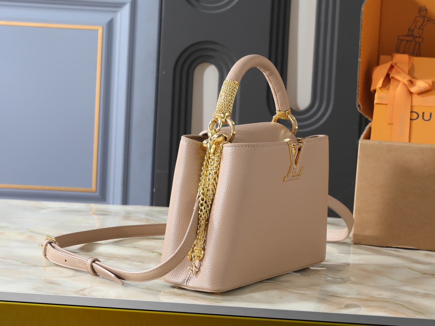 C4999 💰 Guangzhou product – top-tier original collection: M26328, M26329, M26531. This LV Mirage version of Capucines BB handbag comes from the Exceptionals series. Made with silk satin Taurillon leather, it is ideal for evening events. The monogram patte — image 2