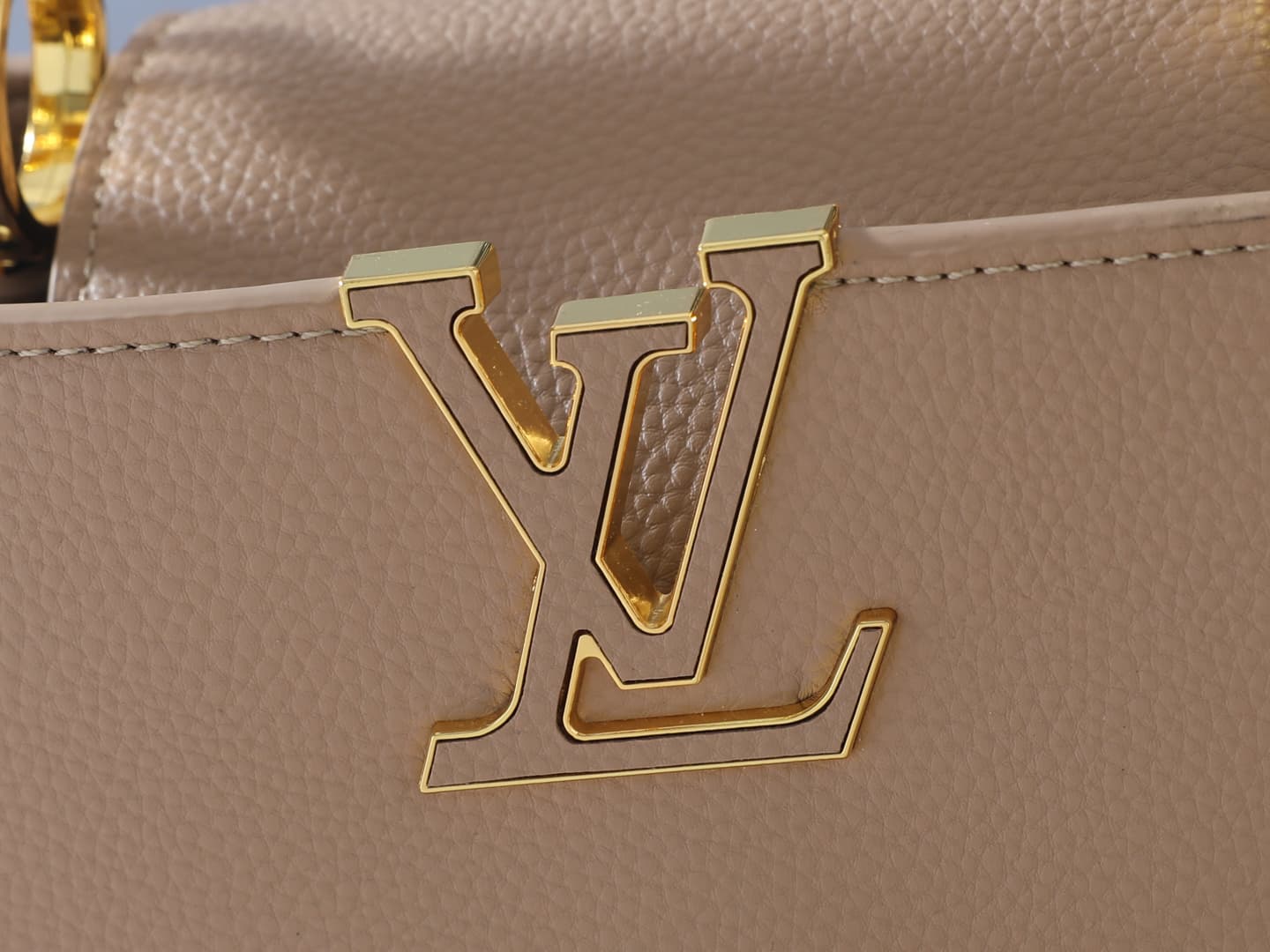 C4999 💰 Guangzhou product – top-tier original collection: M26328, M26329, M26531. This LV Mirage version of Capucines BB handbag comes from the Exceptionals series. Made with silk satin Taurillon leather, it is ideal for evening events. The monogram patte — image 5