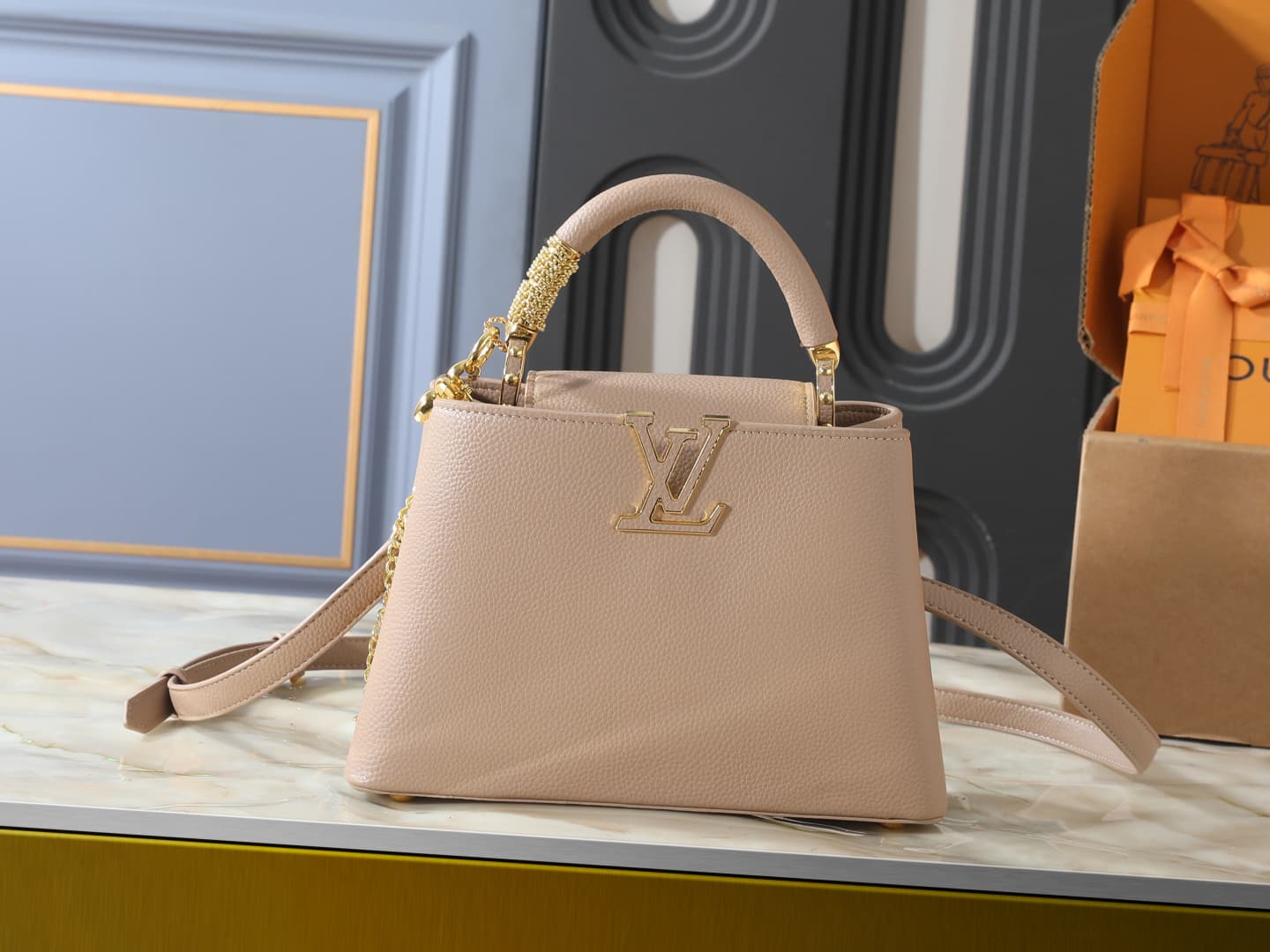 C4999 💰 Guangzhou product – top-tier original collection: M26328, M26329, M26531. This LV Mirage version of Capucines BB handbag comes from the Exceptionals series. Made with silk satin Taurillon leather, it is ideal for evening events. The monogram patte — image 1