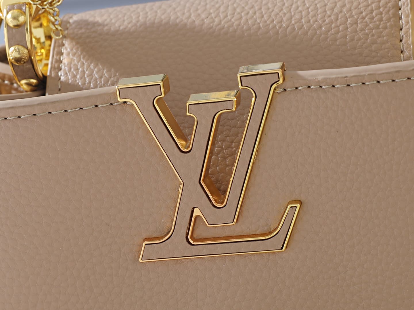 C4998 💰 Guangzhou product – top-tier original collection: M26328, M26329, M26531. This mini bag in the LV Mirage style of Capucines comes from the Exceptionals series. Made from satin Taurillon leather, it is perfect for evening events. The monogram patte — image 5