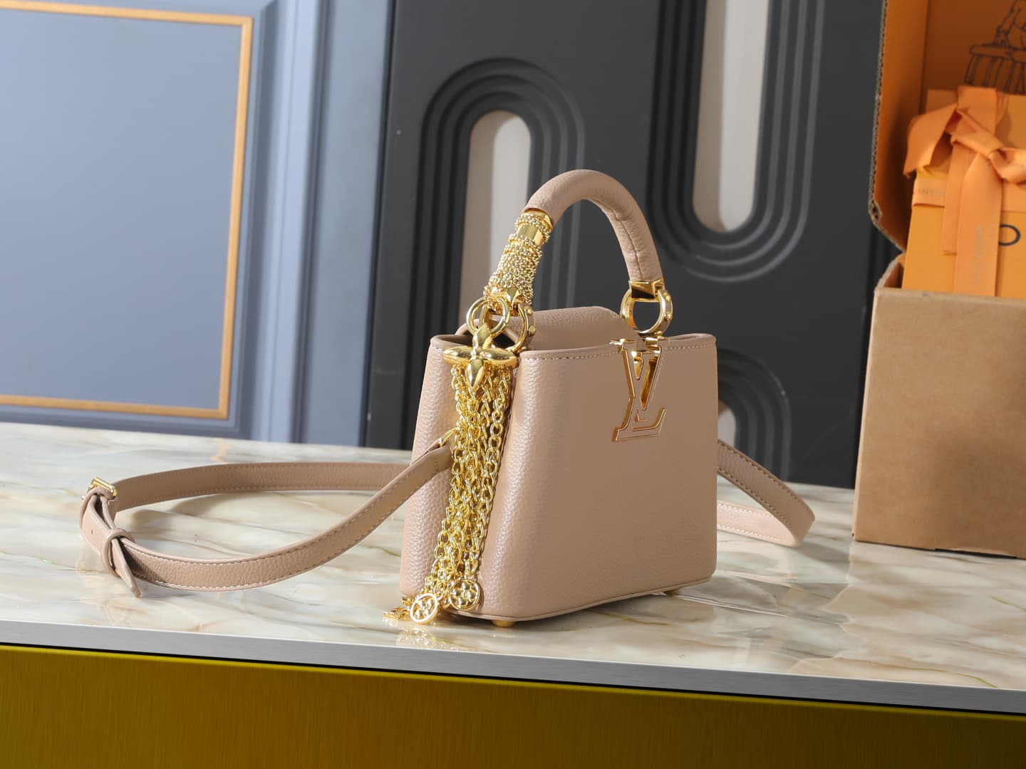 C4998 💰 Guangzhou product – top-tier original collection: M26328, M26329, M26531. This mini bag in the LV Mirage style of Capucines comes from the Exceptionals series. Made from satin Taurillon leather, it is perfect for evening events. The monogram patte — image 2