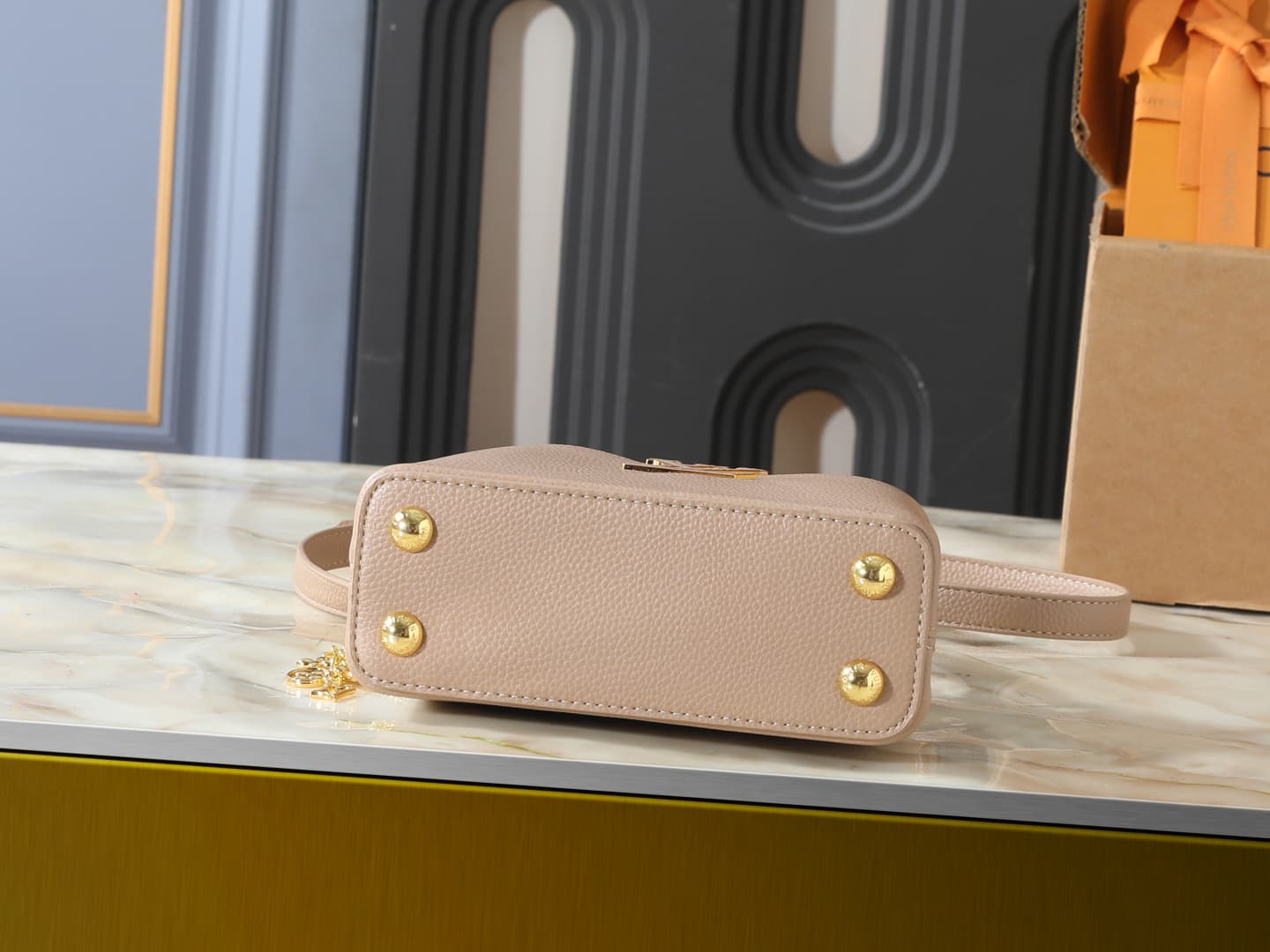 C4998 💰 Guangzhou product – top-tier original collection: M26328, M26329, M26531. This mini bag in the LV Mirage style of Capucines comes from the Exceptionals series. Made from satin Taurillon leather, it is perfect for evening events. The monogram patte — image 4