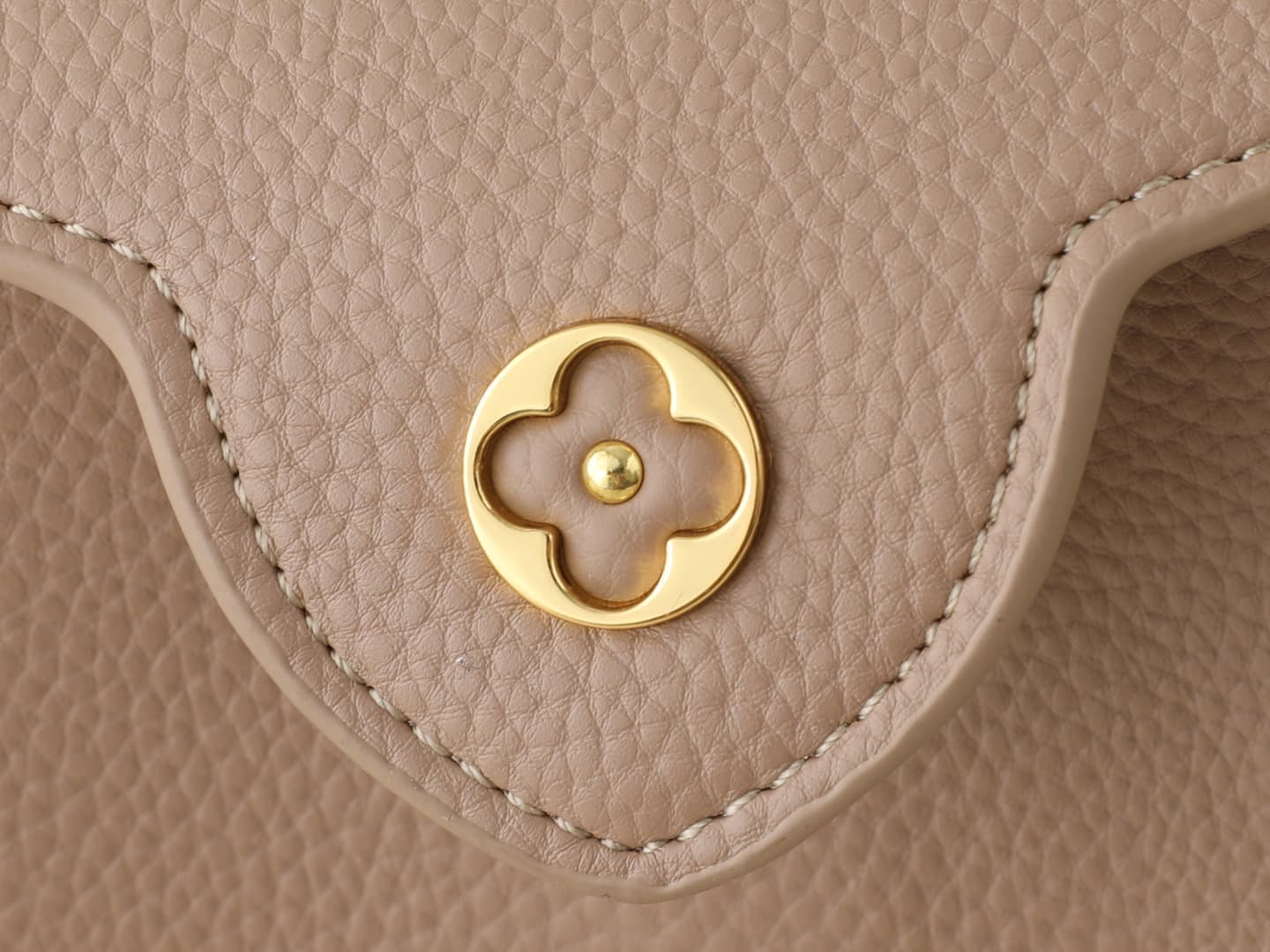C4998 💰 Guangzhou product – top-tier original collection: M26328, M26329, M26531. This mini bag in the LV Mirage style of Capucines comes from the Exceptionals series. Made from satin Taurillon leather, it is perfect for evening events. The monogram patte — image 6