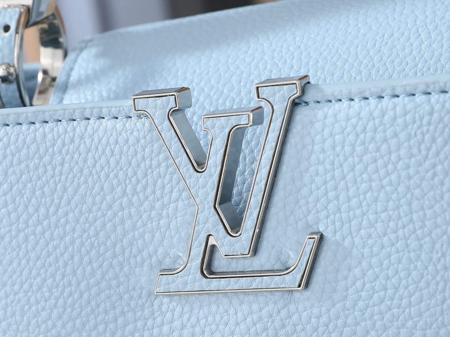C4997 💰 Guangzhou product – top-tier original collection: M26328, M26329, M26531. This LV Mirage version of Capucines BB handbag comes from the Exceptionals series. Made with satin Taurillon leather, it is perfect for evening events. The monogram pattern  — image 5
