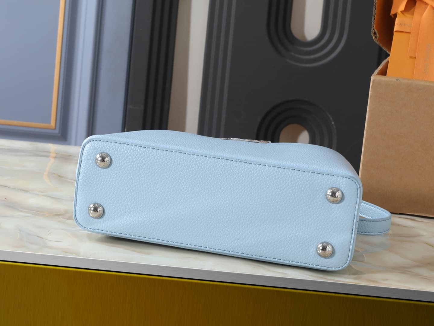 C4997 💰 Guangzhou product – top-tier original collection: M26328, M26329, M26531. This LV Mirage version of Capucines BB handbag comes from the Exceptionals series. Made with satin Taurillon leather, it is perfect for evening events. The monogram pattern  — image 4