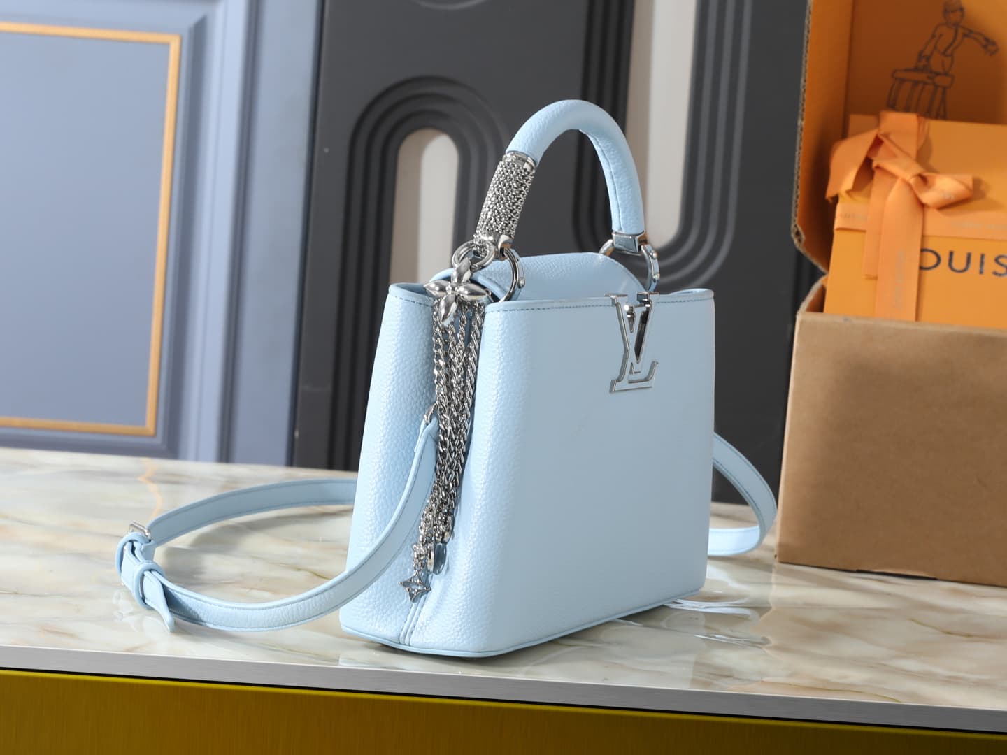C4997 💰 Guangzhou product – top-tier original collection: M26328, M26329, M26531. This LV Mirage version of Capucines BB handbag comes from the Exceptionals series. Made with satin Taurillon leather, it is perfect for evening events. The monogram pattern  — image 2