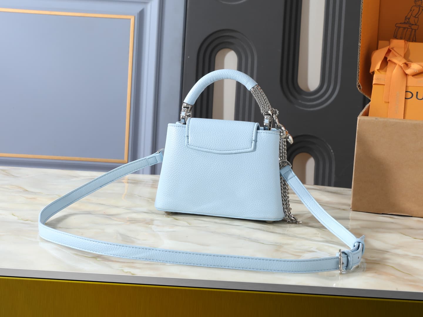 C4996 💰 Guangzhou product – top-tier original collection: M26328, M26329, M26531. This LV Mirage version of Capucines mini handbag comes from the Exceptionals series. Made with silk satin Taurillon leather, it is perfect for evening events. The monogram p — image 3