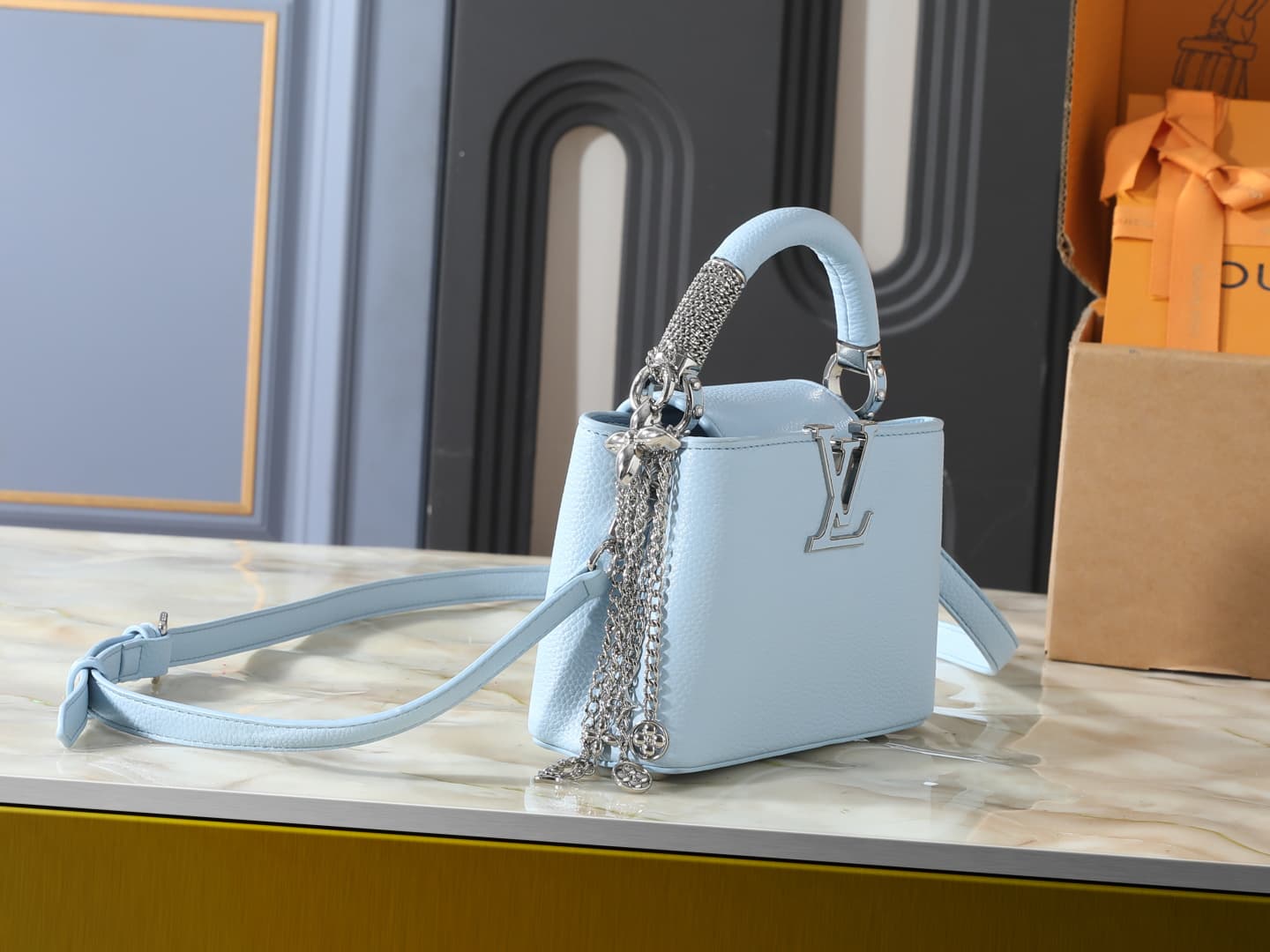C4996 💰 Guangzhou product – top-tier original collection: M26328, M26329, M26531. This LV Mirage version of Capucines mini handbag comes from the Exceptionals series. Made with silk satin Taurillon leather, it is perfect for evening events. The monogram p — image 2