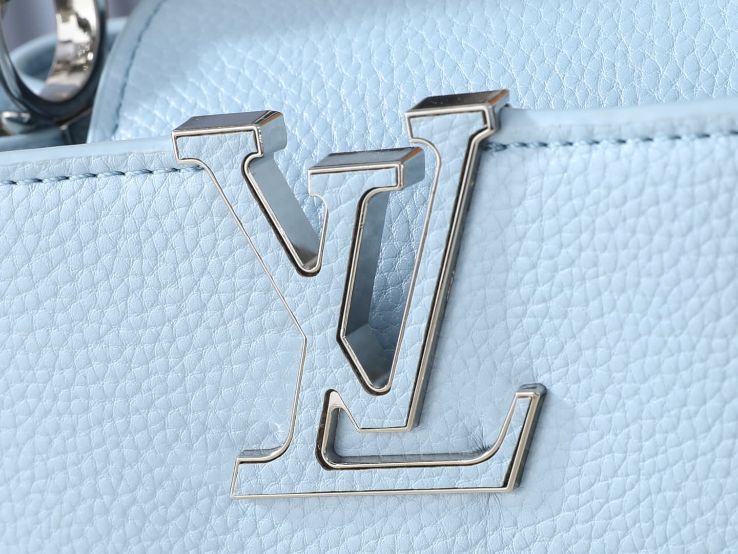 C4996 💰 Guangzhou product – top-tier original collection: M26328, M26329, M26531. This LV Mirage version of Capucines mini handbag comes from the Exceptionals series. Made with silk satin Taurillon leather, it is perfect for evening events. The monogram p — image 5