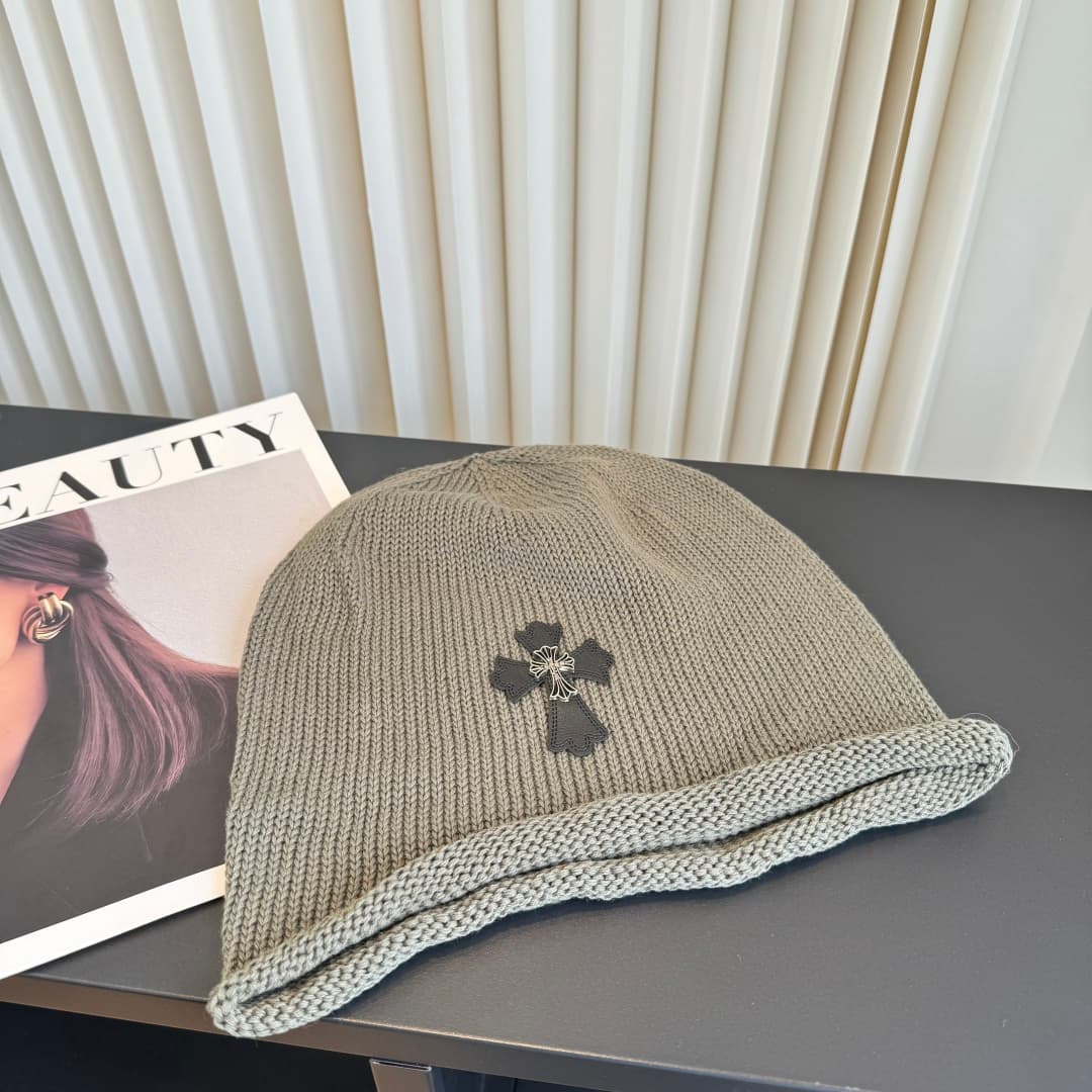 C29930 Crow Heart high-quality knitted caps – super stylish and impressive! The quality is excellent, and they are great to wear on the street. They’re very trendy! It’s a must-have item for anyone who goes out, so buy them quickly! — image 1