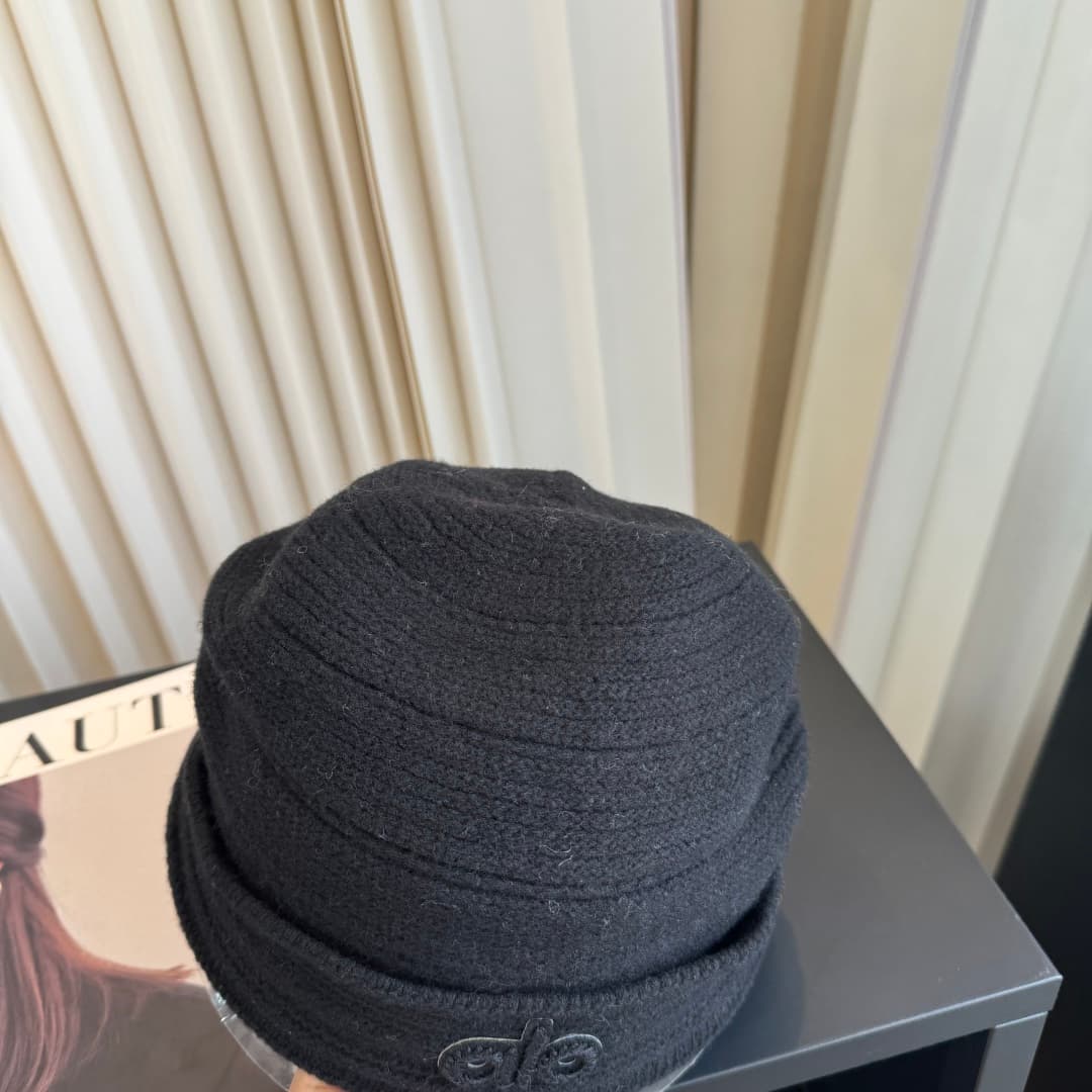 C29928 Alo high-quality, stylish knitted cap – absolutely fantastic! The quality is excellent, and it pairs well with any outfit. It’s a must-have item for everyday use. Buy it quickly! — image 6