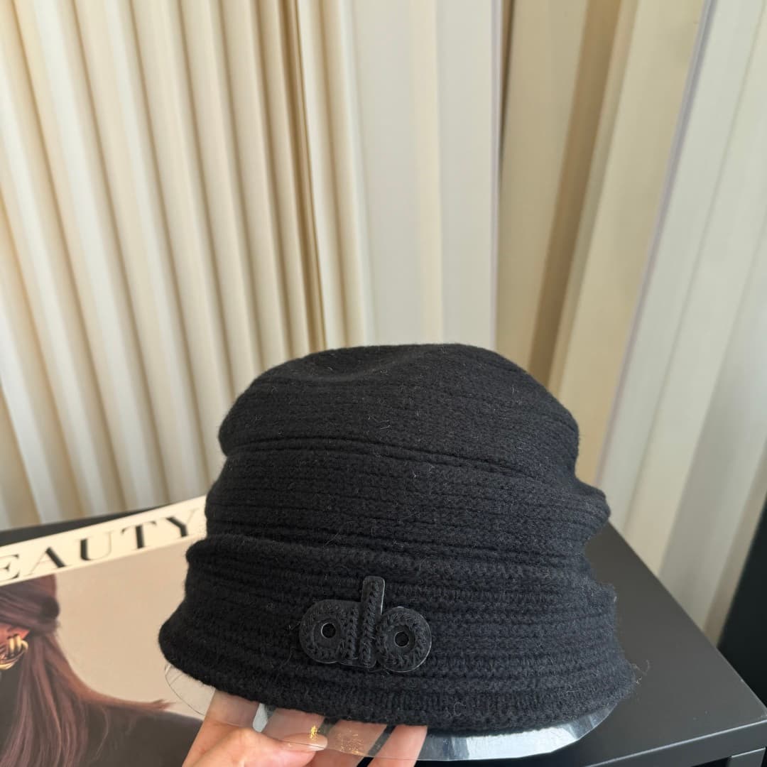 C29928 Alo high-quality, stylish knitted cap – absolutely fantastic! The quality is excellent, and it pairs well with any outfit. It’s a must-have item for everyday use. Buy it quickly! — image 4