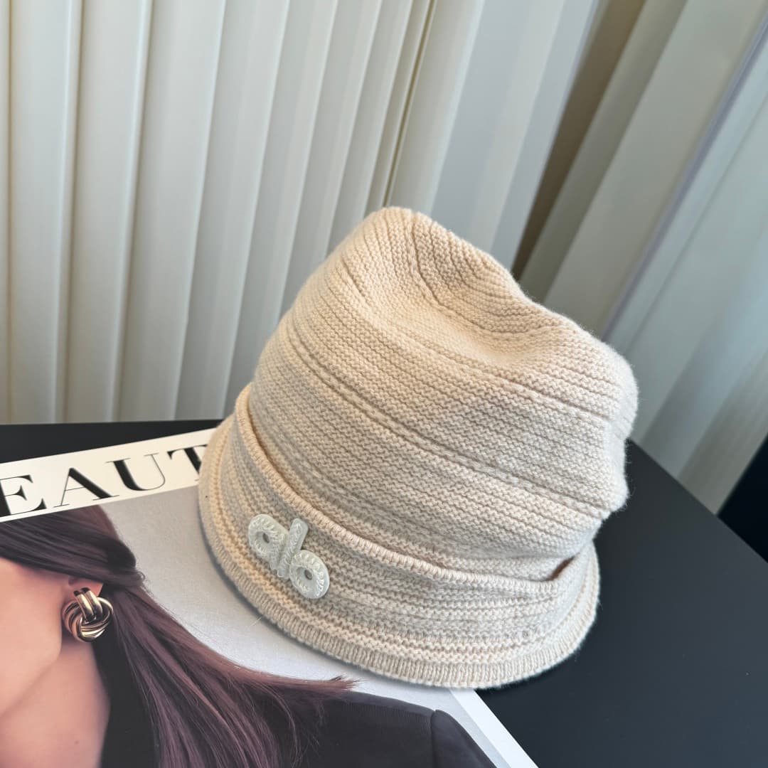C29925 Alo – high-quality, elegant knitted caps. Absolutely fantastic! The quality is outstanding; they are great to wear on the street! Trendy and stylish! A must-have item for anyone who goes out. Buy them quickly! — image 2