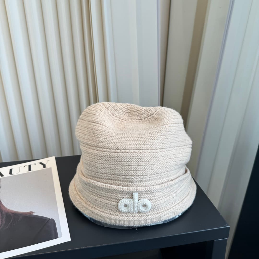 C29925 Alo – high-quality, elegant knitted caps. Absolutely fantastic! The quality is outstanding; they are great to wear on the street! Trendy and stylish! A must-have item for anyone who goes out. Buy them quickly! — image 1