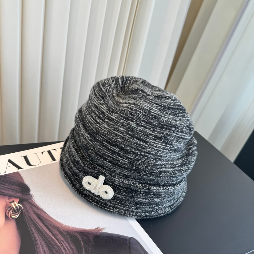 C29924 Alo high-quality, premium knitted cap – absolutely amazing! The quality is outstanding, and it’s perfect for wearing on the street. It’s a must-have item for fashion lovers. Buy it now! — image 2