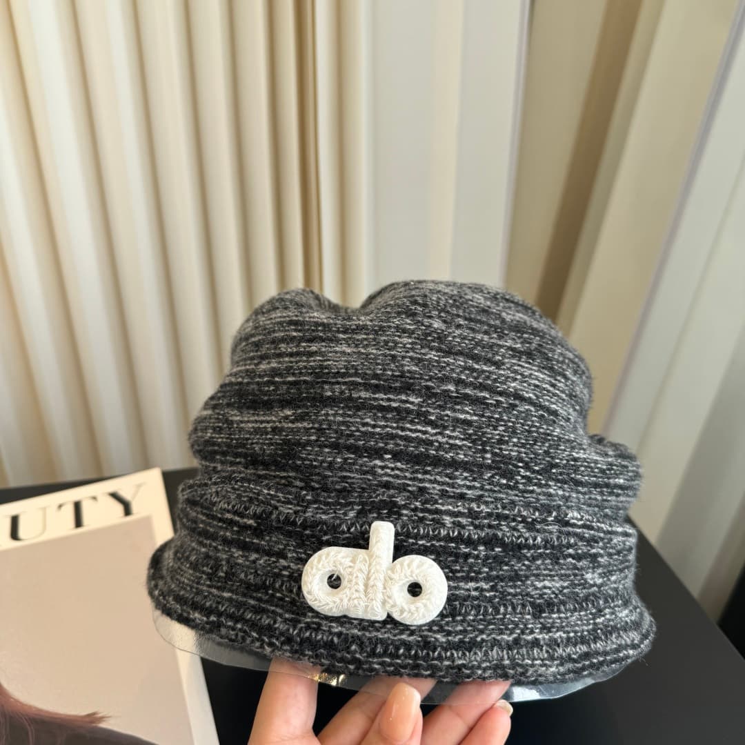 C29924 Alo high-quality, premium knitted cap – absolutely amazing! The quality is outstanding, and it’s perfect for wearing on the street. It’s a must-have item for fashion lovers. Buy it now! — image 4