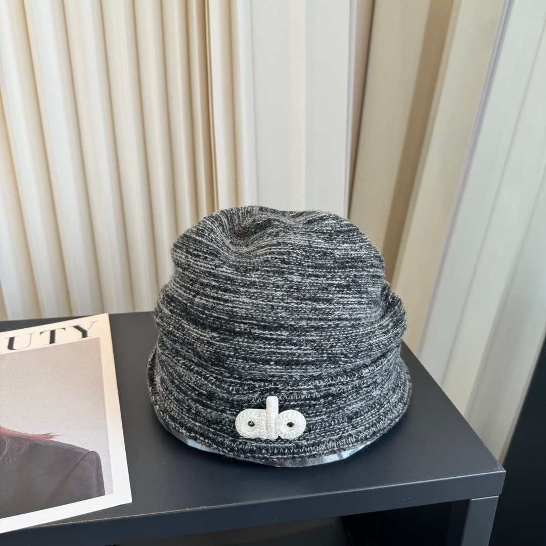 C29924 Alo high-quality, premium knitted cap – absolutely amazing! The quality is outstanding, and it’s perfect for wearing on the street. It’s a must-have item for fashion lovers. Buy it now! — image 1