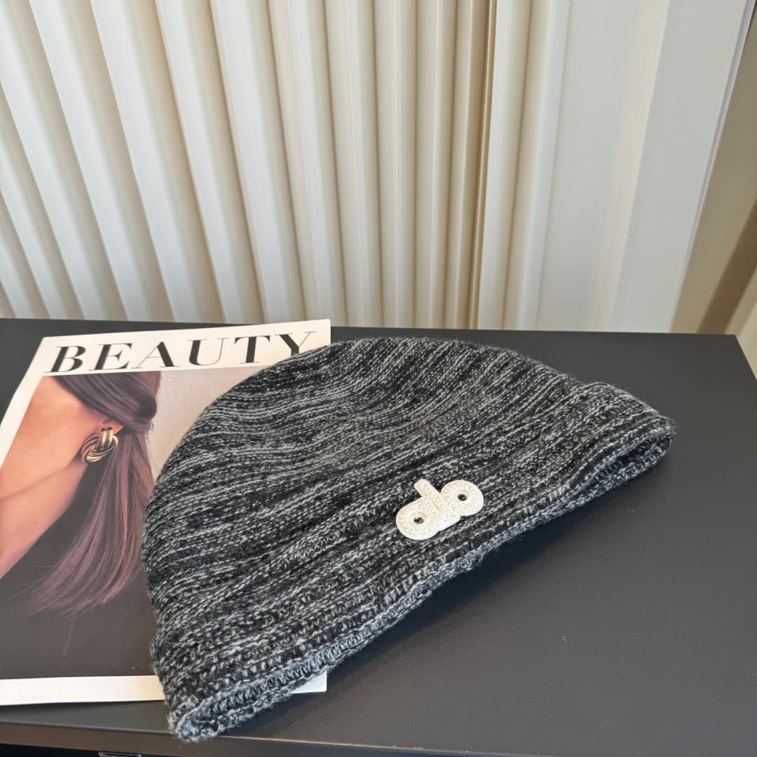 C29924 Alo high-quality, premium knitted cap – absolutely amazing! The quality is outstanding, and it’s perfect for wearing on the street. It’s a must-have item for fashion lovers. Buy it now! — image 6