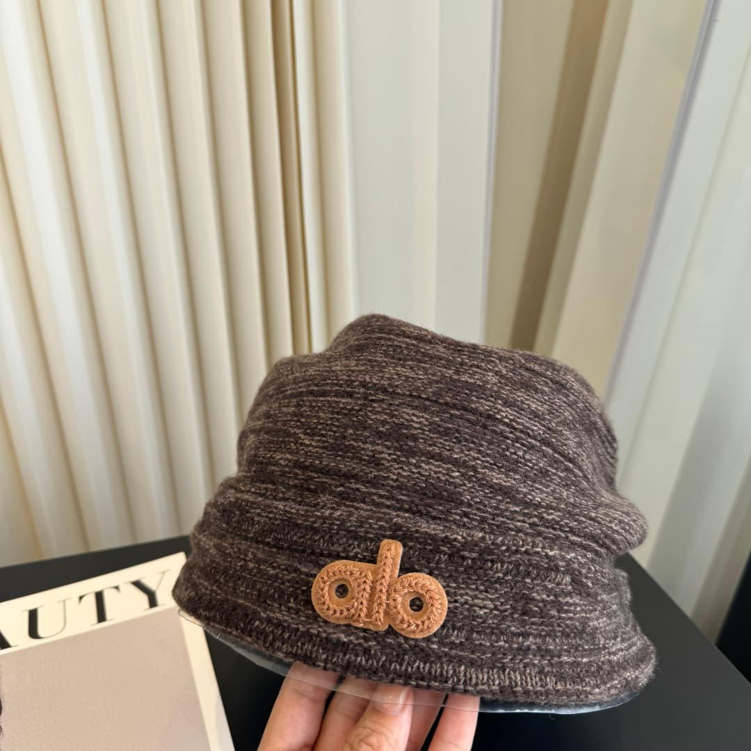 C29923 Alo high-quality, stylish knitted cap – absolutely amazing! The quality is excellent, and it pairs well with any outfit. It’s a must-have item for those who want to stay trendy. Buy it quickly! — image 4