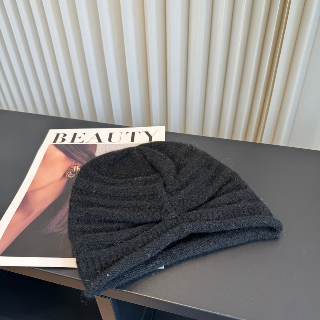 C29909 New Chanel beanie – high-quality and stylish, absolutely fantastic! The quality is excellent, and it’s a great item to wear on the street. It’s a must-have for fashion lovers! Buy it now! — image 5