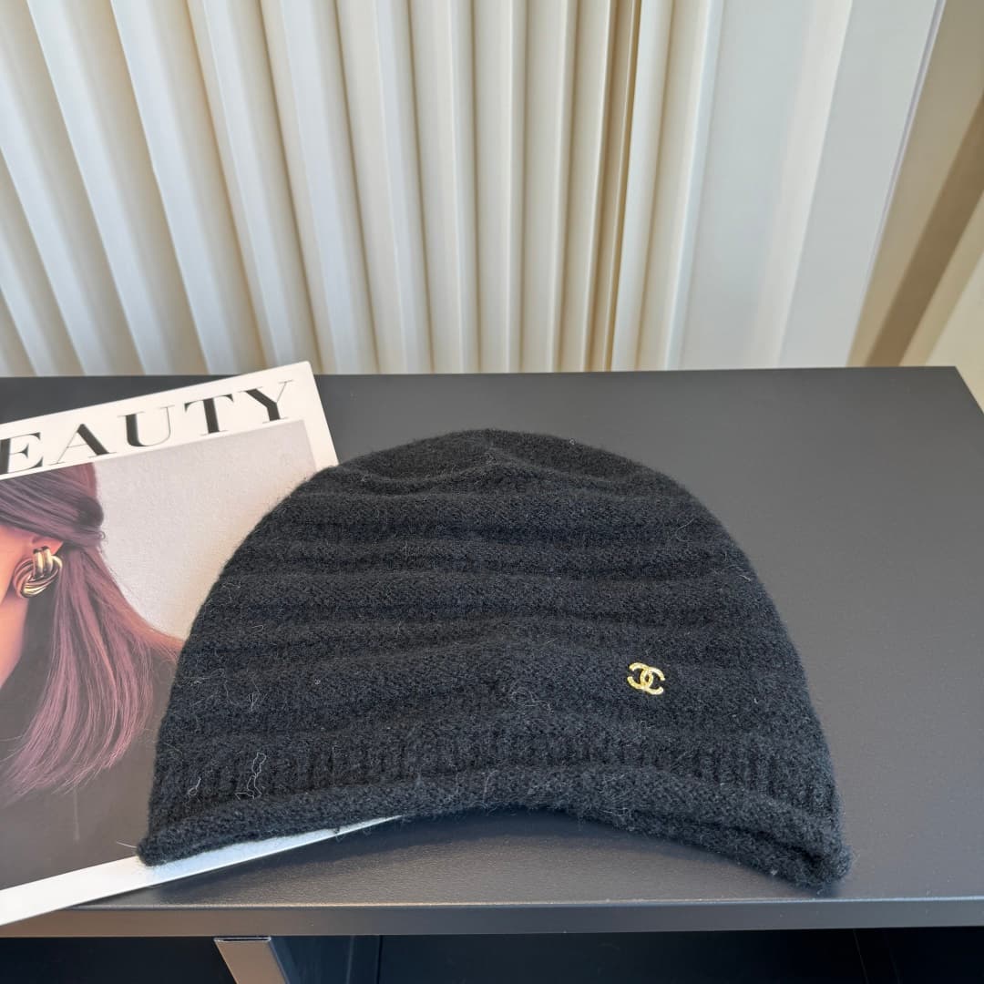 C29909 New Chanel beanie – high-quality and stylish, absolutely fantastic! The quality is excellent, and it’s a great item to wear on the street. It’s a must-have for fashion lovers! Buy it now! — image 1