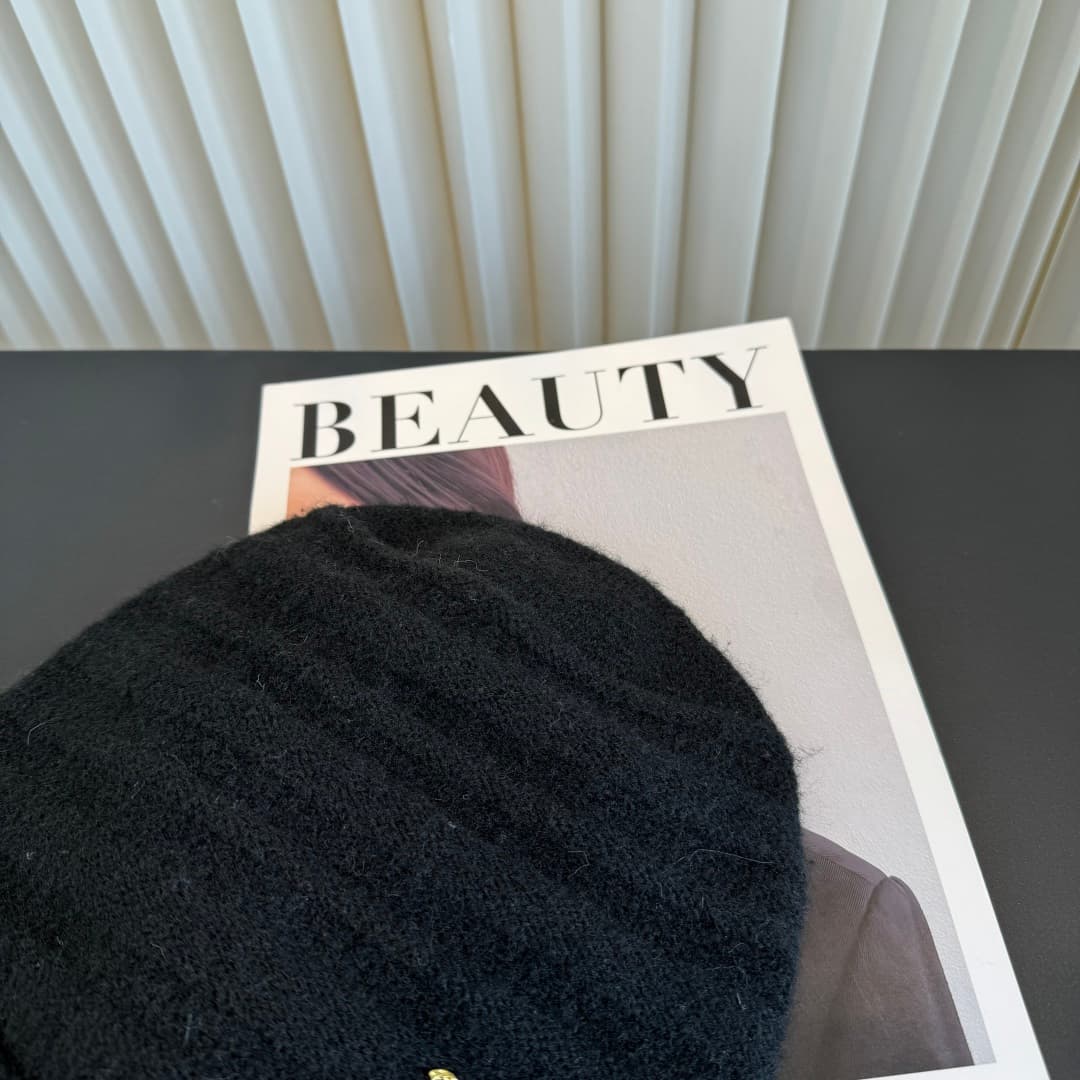 C29909 New Chanel beanie – high-quality and stylish, absolutely fantastic! The quality is excellent, and it’s a great item to wear on the street. It’s a must-have for fashion lovers! Buy it now! — image 8