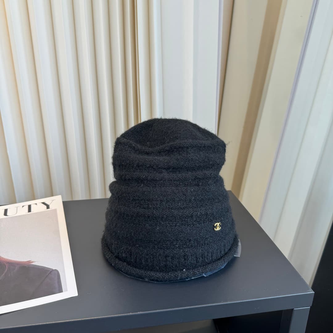C29909 New Chanel beanie – high-quality and stylish, absolutely fantastic! The quality is excellent, and it’s a great item to wear on the street. It’s a must-have for fashion lovers! Buy it now! — image 7