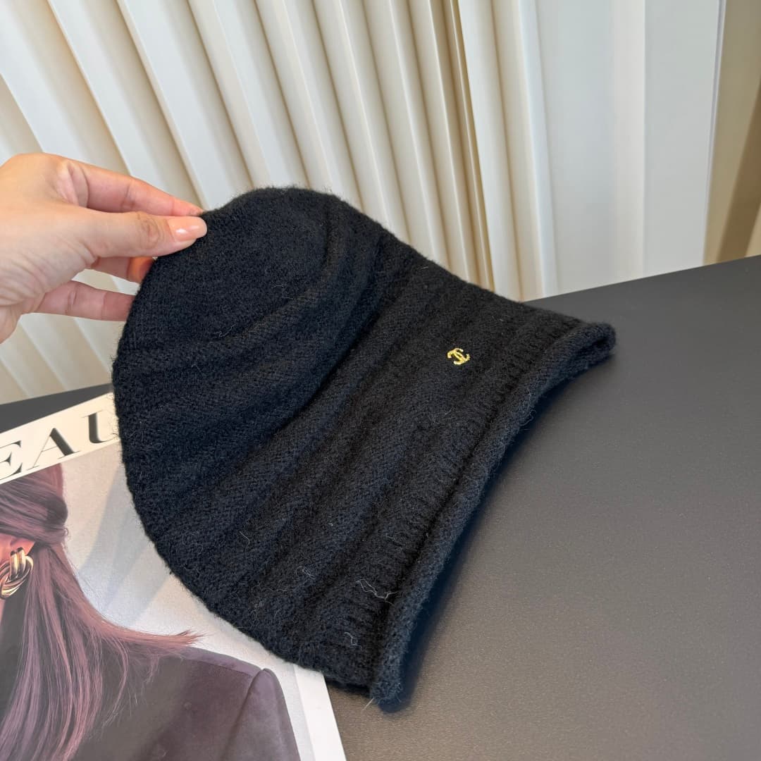 C29909 New Chanel beanie – high-quality and stylish, absolutely fantastic! The quality is excellent, and it’s a great item to wear on the street. It’s a must-have for fashion lovers! Buy it now! — image 6