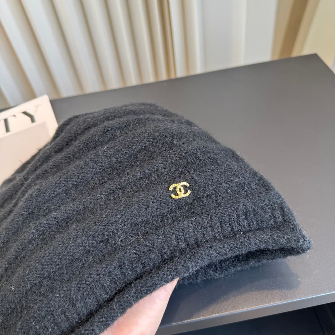 C29909 New Chanel beanie – high-quality and stylish, absolutely fantastic! The quality is excellent, and it’s a great item to wear on the street. It’s a must-have for fashion lovers! Buy it now! — image 3