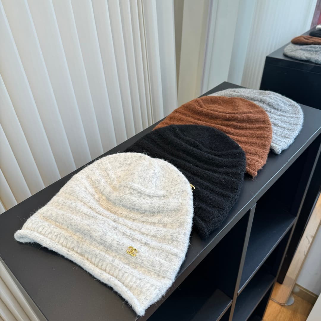C29908 New Chanel cap – high quality and stylish, extremely popular! 💖 The material is excellent, and it pairs well with many outfits. It’s a must-have item for fashion lovers. Buy it now! — image 8
