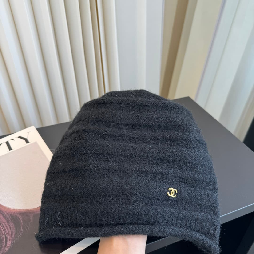 C29909 New Chanel beanie – high-quality and stylish, absolutely fantastic! The quality is excellent, and it’s a great item to wear on the street. It’s a must-have for fashion lovers! Buy it now! — image 2