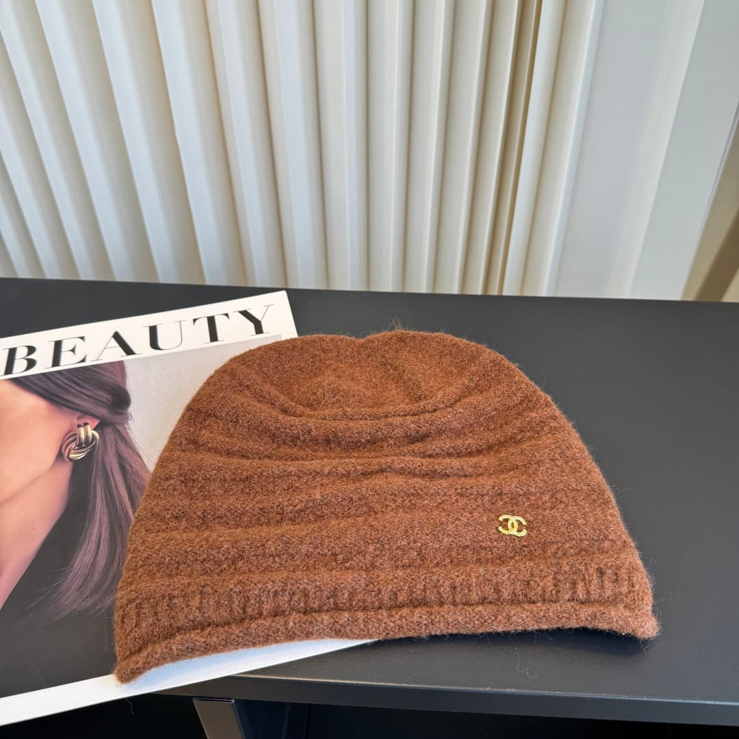 C29907 New Chanel beanie – high-quality and stylish, absolutely popular! The quality is excellent, and it’s a great choice for wearing on the street. It’s a must-have item for fashion lovers. Buy it now! — image 3
