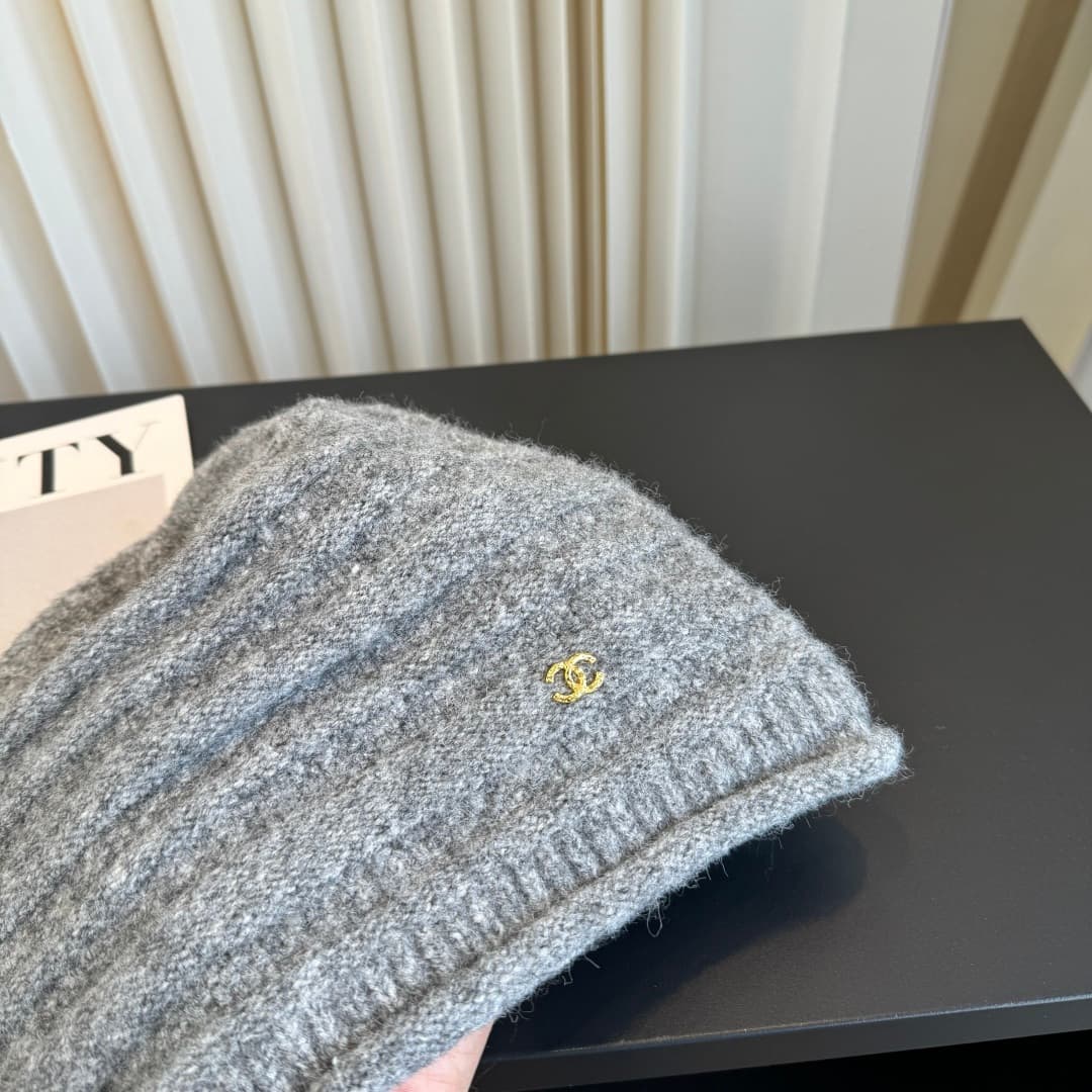 C29906 New Chanel knitted cap – high quality and stylish. It’s really popular! The quality is excellent, and it goes well with any outfit. It’s a must-have item for those who want to stay trendy. Buy it now! — image 4