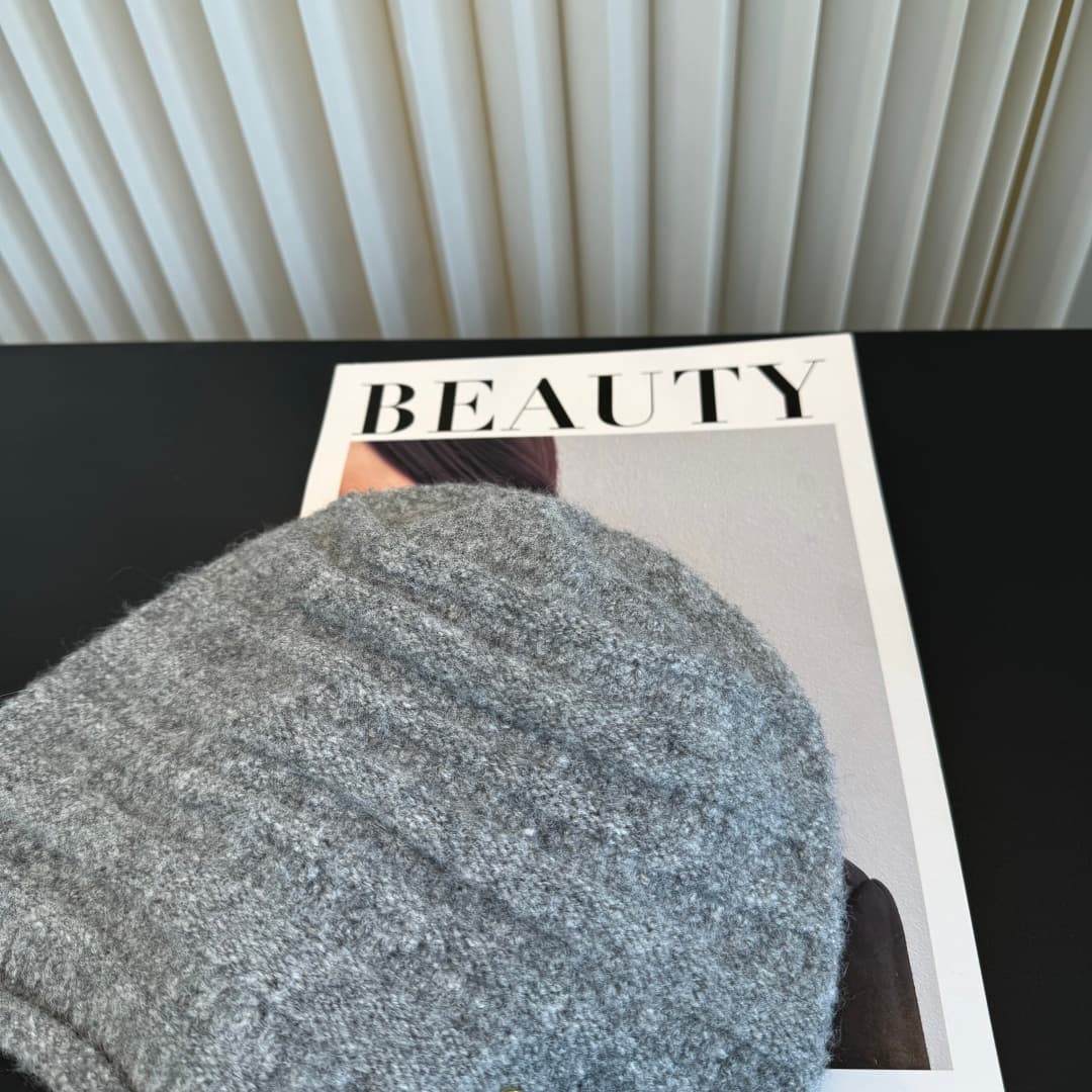 C29906 New Chanel knitted cap – high quality and stylish. It’s really popular! The quality is excellent, and it goes well with any outfit. It’s a must-have item for those who want to stay trendy. Buy it now! — image 8