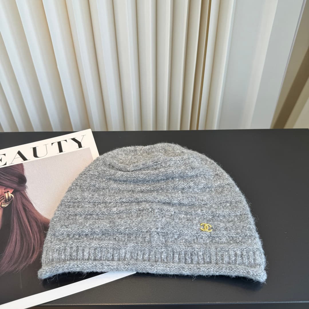 C29906 New Chanel knitted cap – high quality and stylish. It’s really popular! The quality is excellent, and it goes well with any outfit. It’s a must-have item for those who want to stay trendy. Buy it now! — image 3