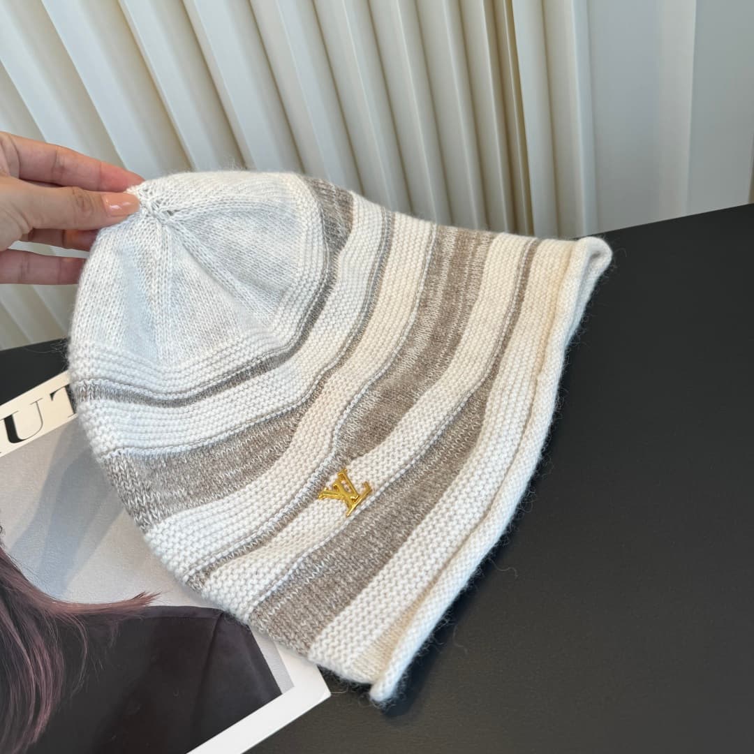 C29905 The new LV-quality knitted cap is super stylish! The quality is excellent, and it pairs well with any outfit. It’s a must-have item for those who go out frequently. Buy it quickly! — image 5