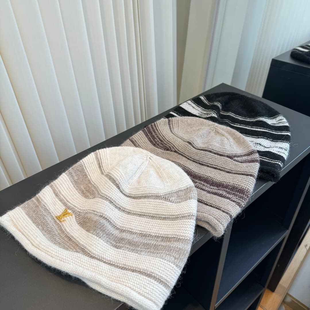C29904 The new LV-style knitted cap features high-quality materials and a stylish look. It’s absolutely fantastic! The quality is excellent, and it pairs well with any outfit. It’s a must-have item for those who want to stay trendy. Buy it now! — image 8