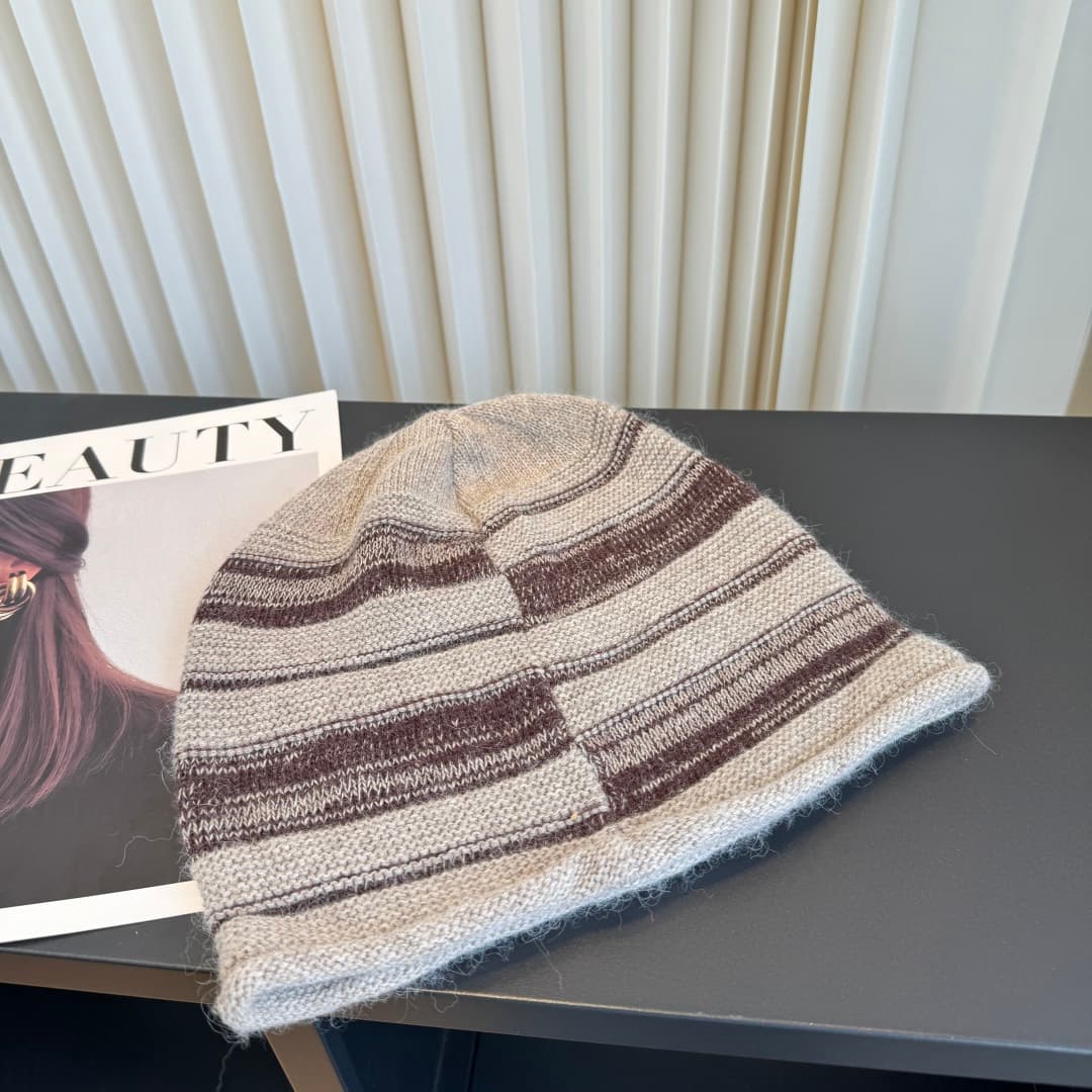 C29903 The new LV-style knitted cap features high-quality materials and a stylish look. It’s absolutely amazing! The quality is excellent, and it goes well with any outfit. It’s a must-have item for those who want to stay trendy. Buy it now! — image 5