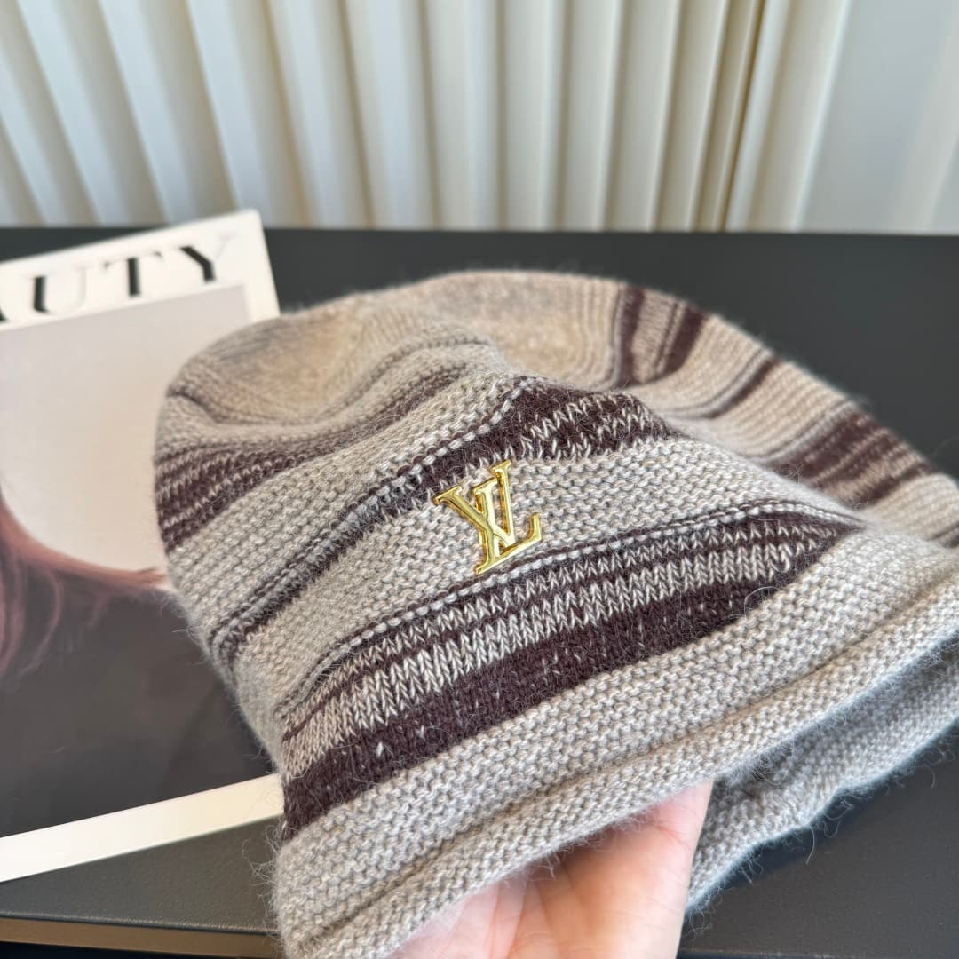C29903 The new LV-style knitted cap features high-quality materials and a stylish look. It’s absolutely amazing! The quality is excellent, and it goes well with any outfit. It’s a must-have item for those who want to stay trendy. Buy it now! — image 2